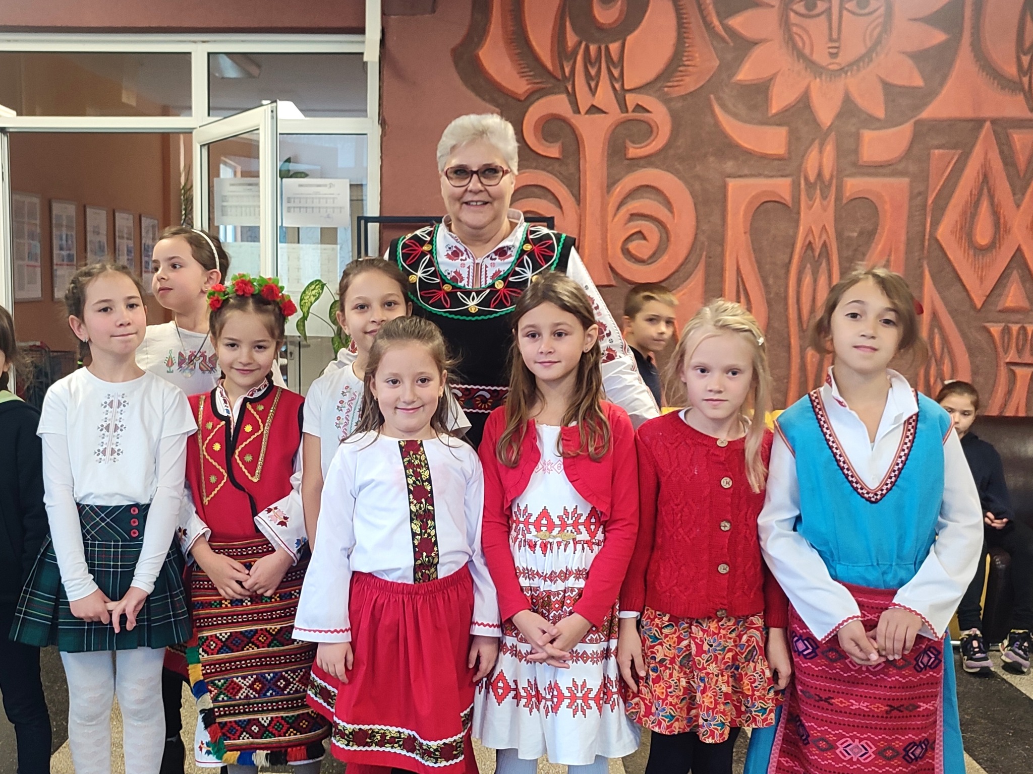 В 125 СУ се веселят ученици и преподаватели