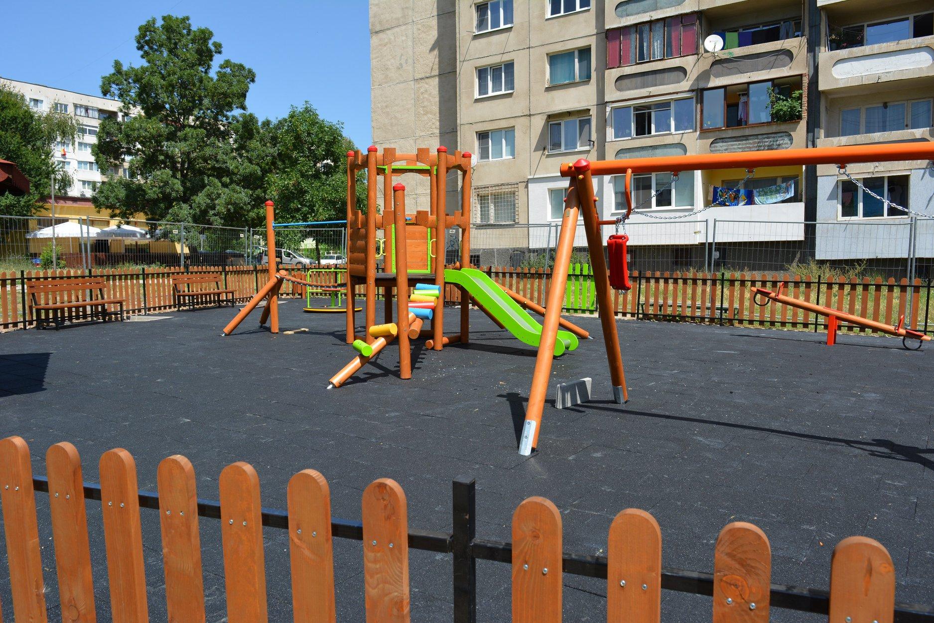 Ремонтират детски площадки