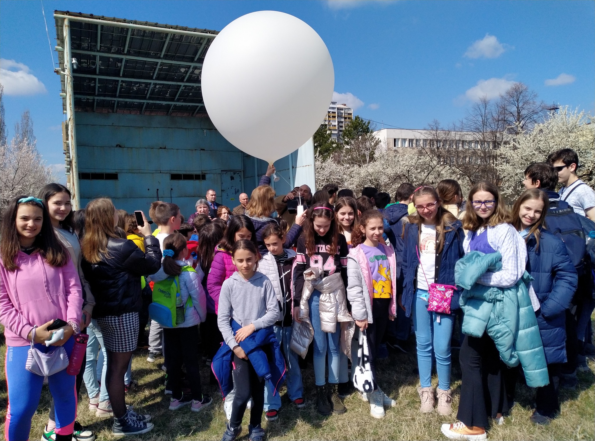 Ученици пускат балон със сонда